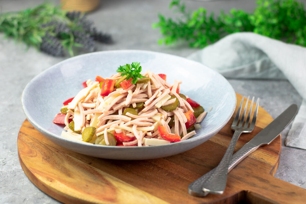 Der Wurstsalat ist perfekt für den Sommer und auch noch Low Carb!