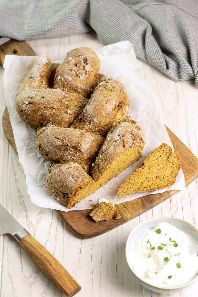 Leckerer glutenfreier Kürbis-Zopf mit Speck