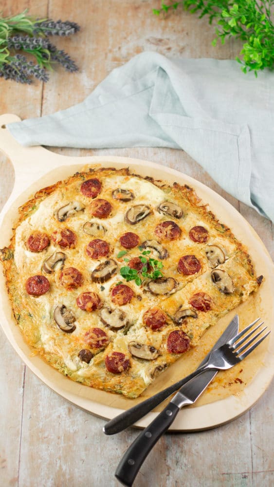 Der Zucchini-Flammkuchen ist lecker und Low Carb. Das Rezept ist zudem glutenfrei und zuckerfrei.