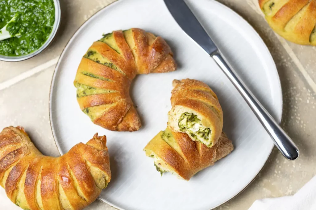 Low Carb Bärlauch-Feta-Hörnchen mit Hefeteig